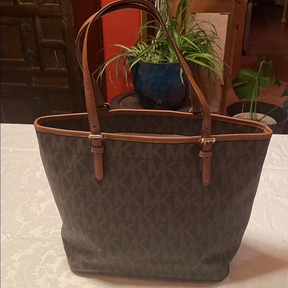 Michael Kors Dark Brown Logo bag in excellent condition. - Picture 4 of 9